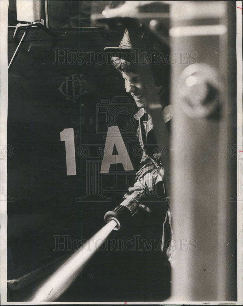 1973 Press Photo Pamela Lansden reporter learns how to handle fire hose - Historic Images