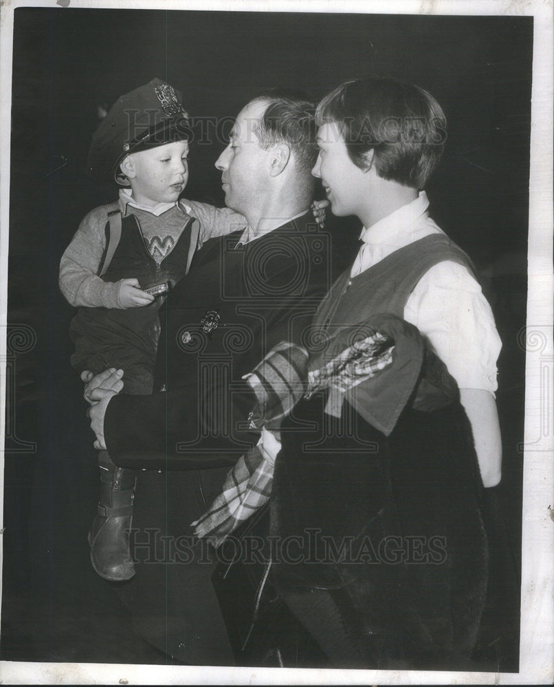 1956 Press Photo Danald Lappe w/ son Jeffrey &amp; wife at his graduation - Historic Images