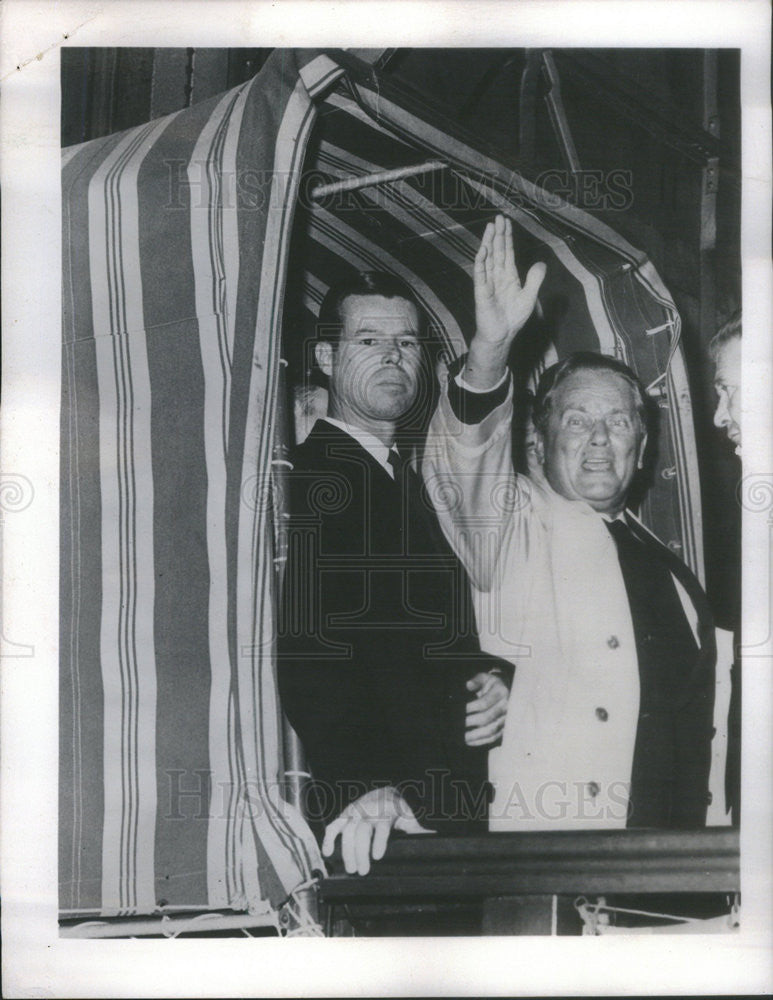 Press Photo Tito man with a plan waving at crowd - Historic Images