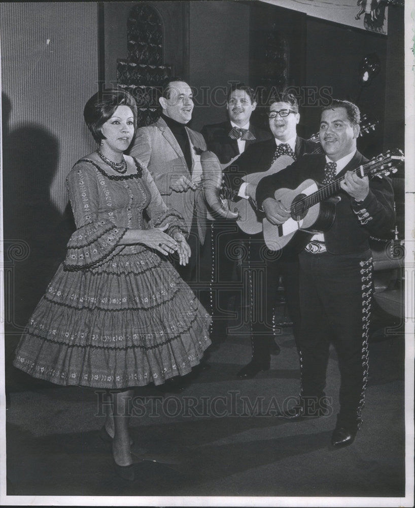 1967 Press Photo Rafael Singing with Nestor Gomez and Los Amigos Group - Historic Images