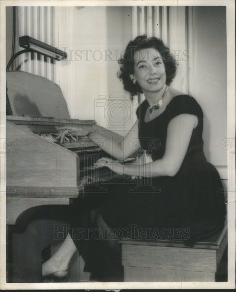 1962 Press Photo Organist Ginny Randall plays for the &quot;Hits of Broadway&quot; - Historic Images