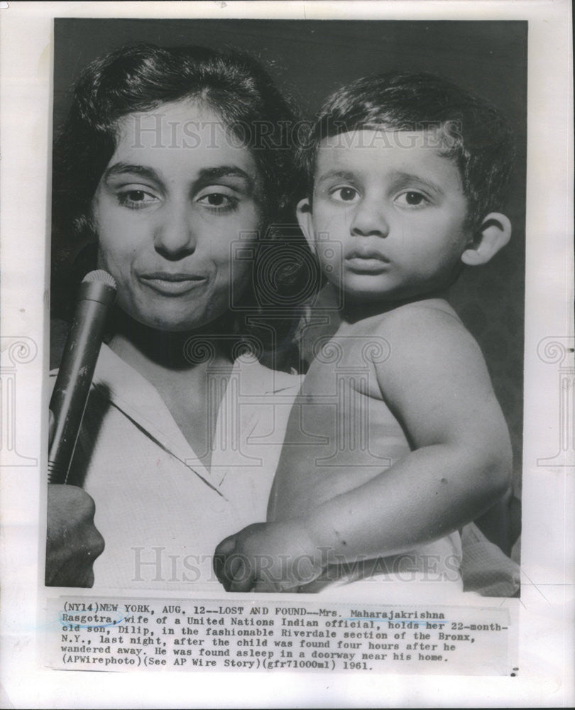 1961 Press Photo Mrs. Maharajakrishna Rasgotra Holding Found 22-month-old Son - Historic Images