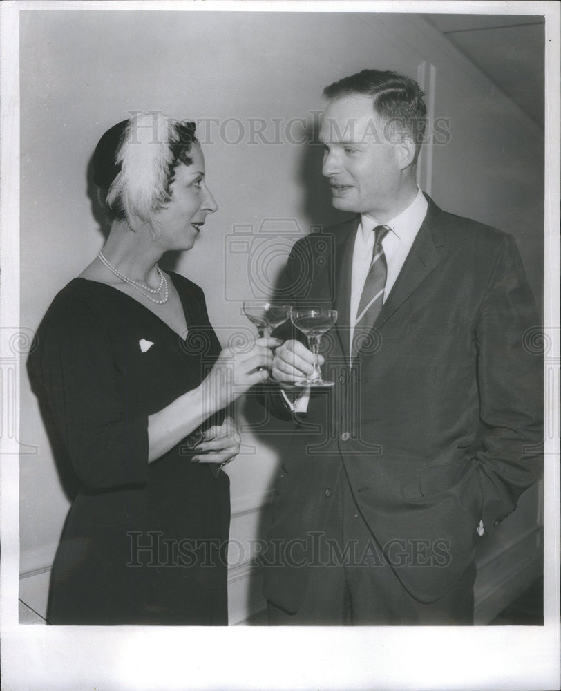 1957 Press Photo Fernando Garvin (Bordeau Wine Co.) talking to Guy Raoul-Duval - Historic Images