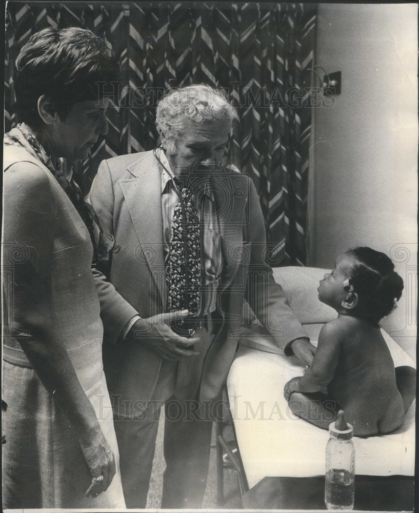 1973 Press Photo Ruth Rothstein And Dr. Morton Audelman Talk With Infant Patient - Historic Images