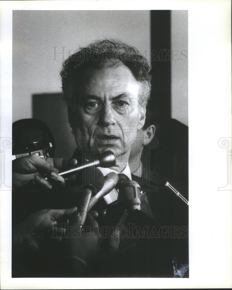 1984 Press Photo Lawyer E Leonard Rubin Talks To Reporters About Mike Royko Case - Historic Images