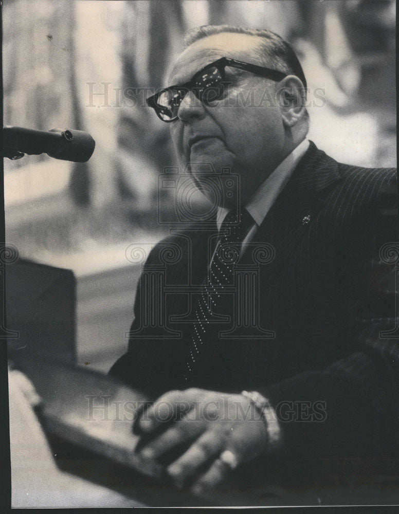 1975 Press Photo Richard Roudebush speaks to American Legion - Historic Images