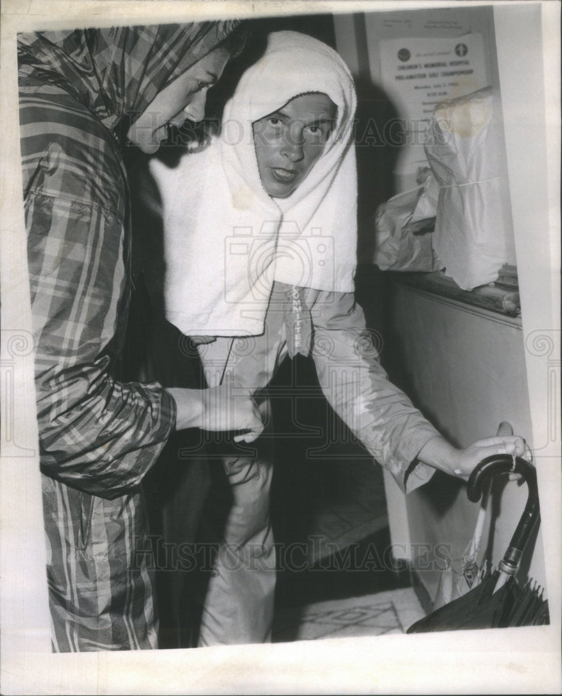 1962 Press Photo Mrs T Stanton Armour And John Runnells Atash Umbrellas After - Historic Images