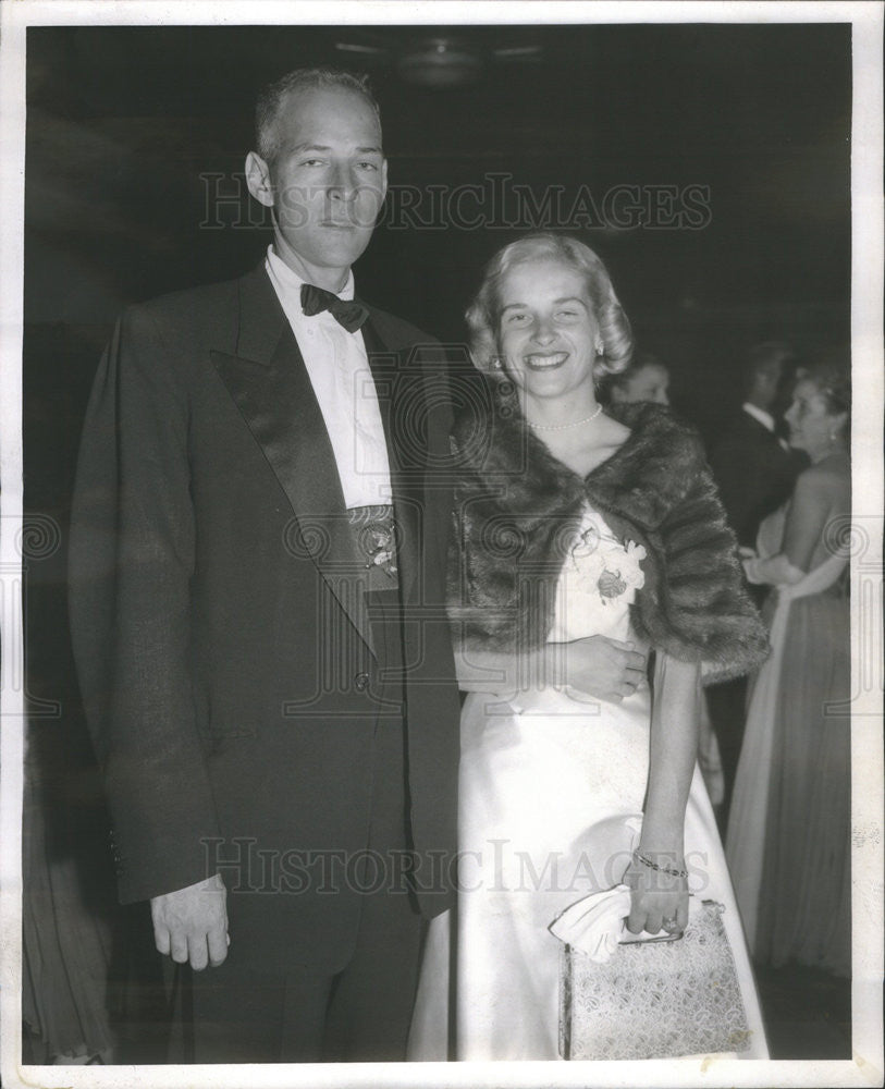 1957 Press Photo Mr And MRs John S Runnells At Opera House - Historic Images