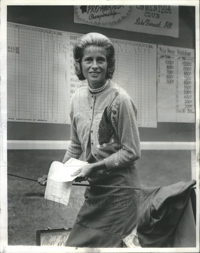 1964 Press Photo Mrs John S Runnells - Historic Images