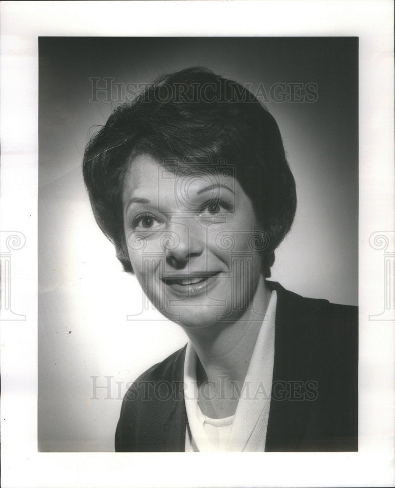 1964 Press Photo Hilda Rubin Painter Artist Chicago Guild Hall Ambassador West - Historic Images