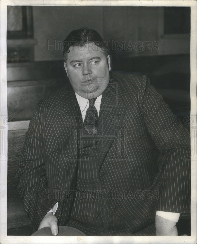 1942 Press Photo Lawrence O&#39;Connell Leaving Court Charged with Embezzlement - Historic Images