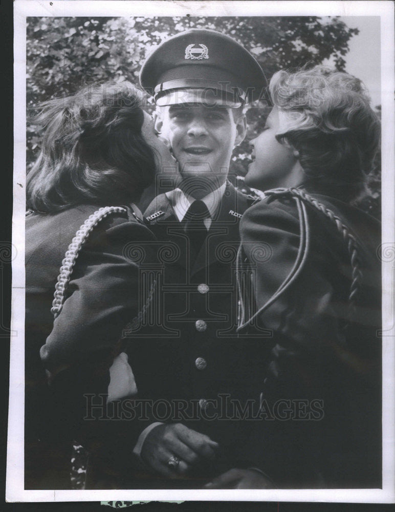 1962 Press Photo Patrick O&#39;Hagan Judy De Fedrico &amp; Jo Ann Kennedy Kissing Him - Historic Images