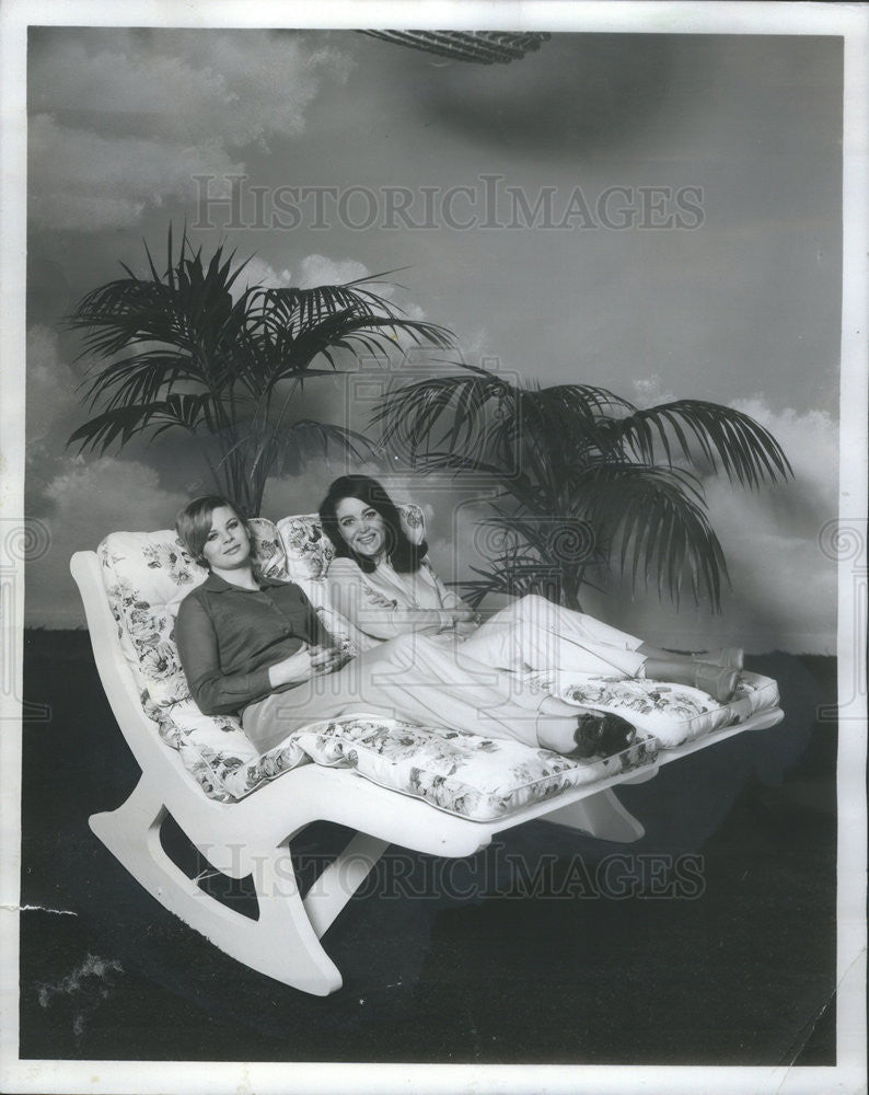 1971 Press Photo Maria O&#39;brien Linda Peck - Historic Images