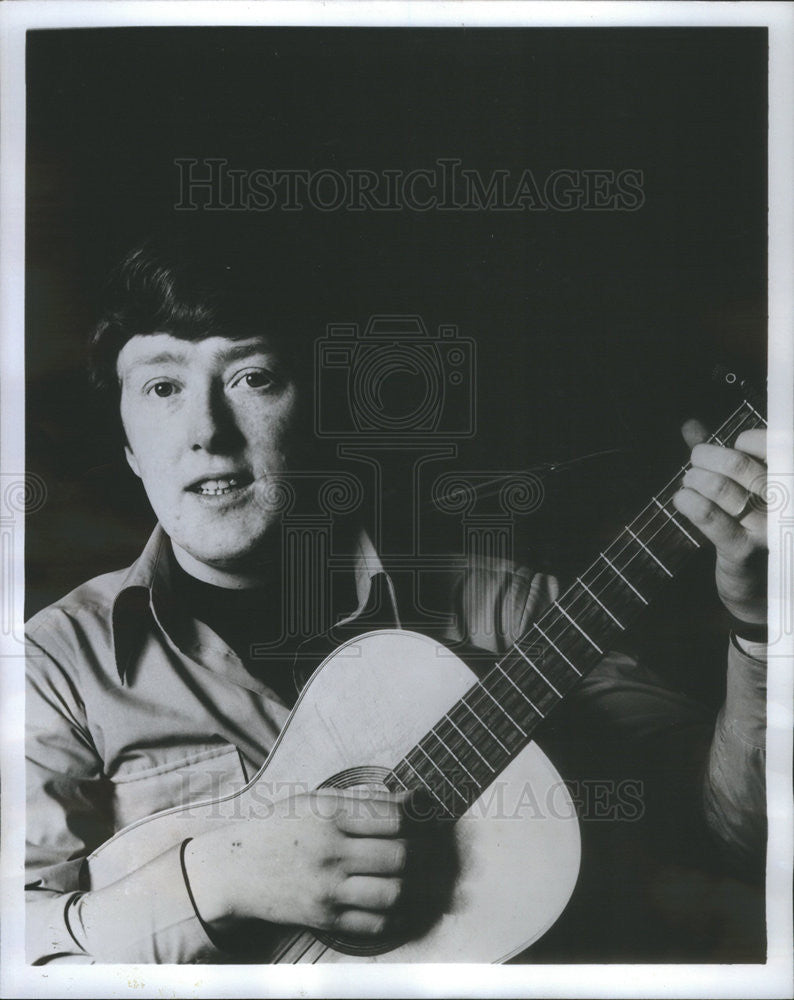 1970 Press Photo Mike O&#39;Brien Win Ireland&#39;s 1st International Ballad Competition - Historic Images