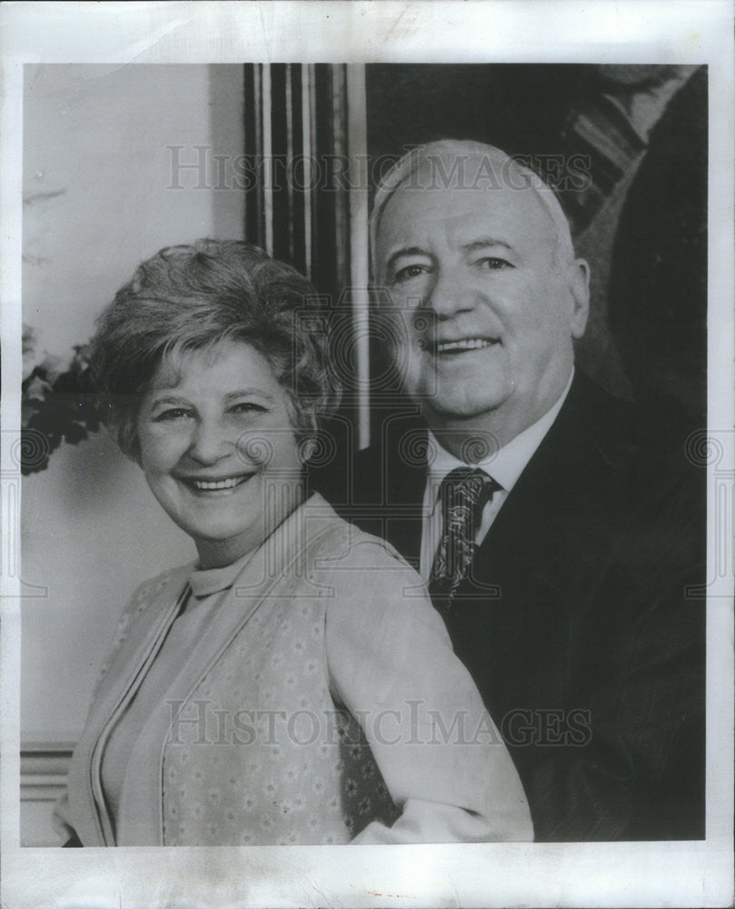 1975 Press Photo Pat O&#39;Brien With His Wife Eloise - Historic Images