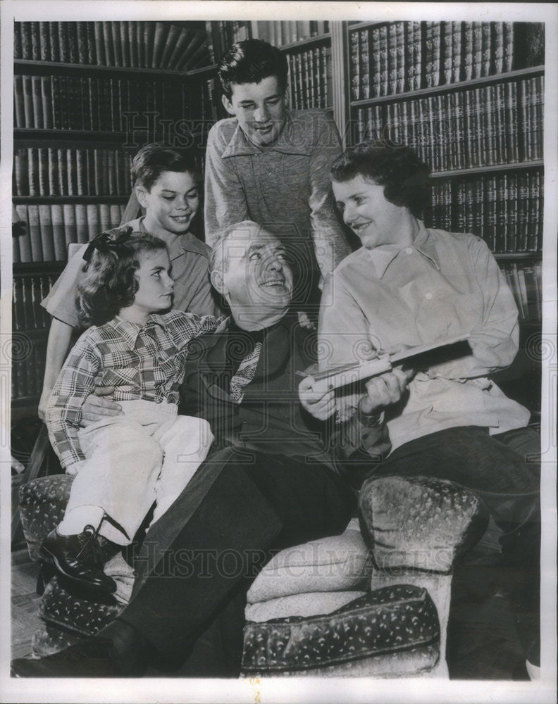 1952 Press Photo Pat O&#39;Brien With His 4 Children At Hollywood Home - Historic Images