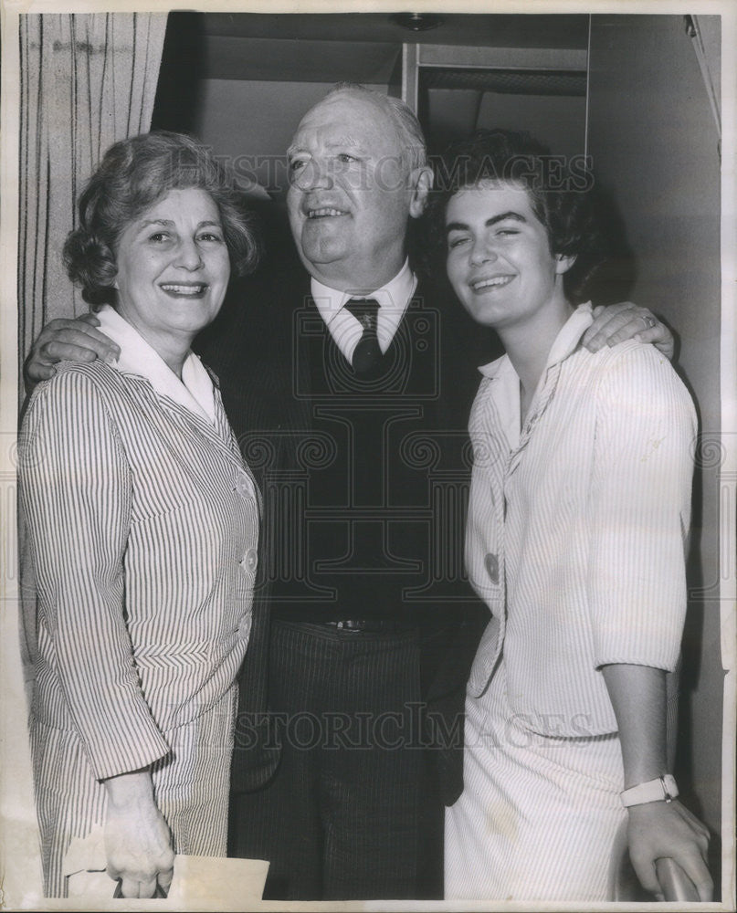 Undated Press Photo Pat O'Brien Wife Daughter Bridget Los Angeles American Airlines - Historic Images
