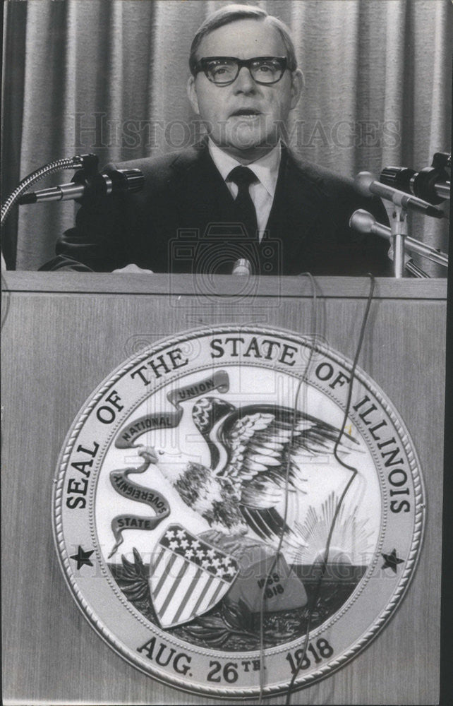 1971 Press Photo Governor Richard Ogilvie During Press Conference Illinois Seal - Historic Images