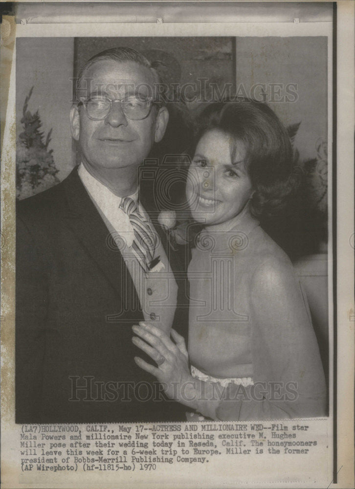 1970 Press Photo Mala Powers and M. Highest Miller pose after wedding - Historic Images