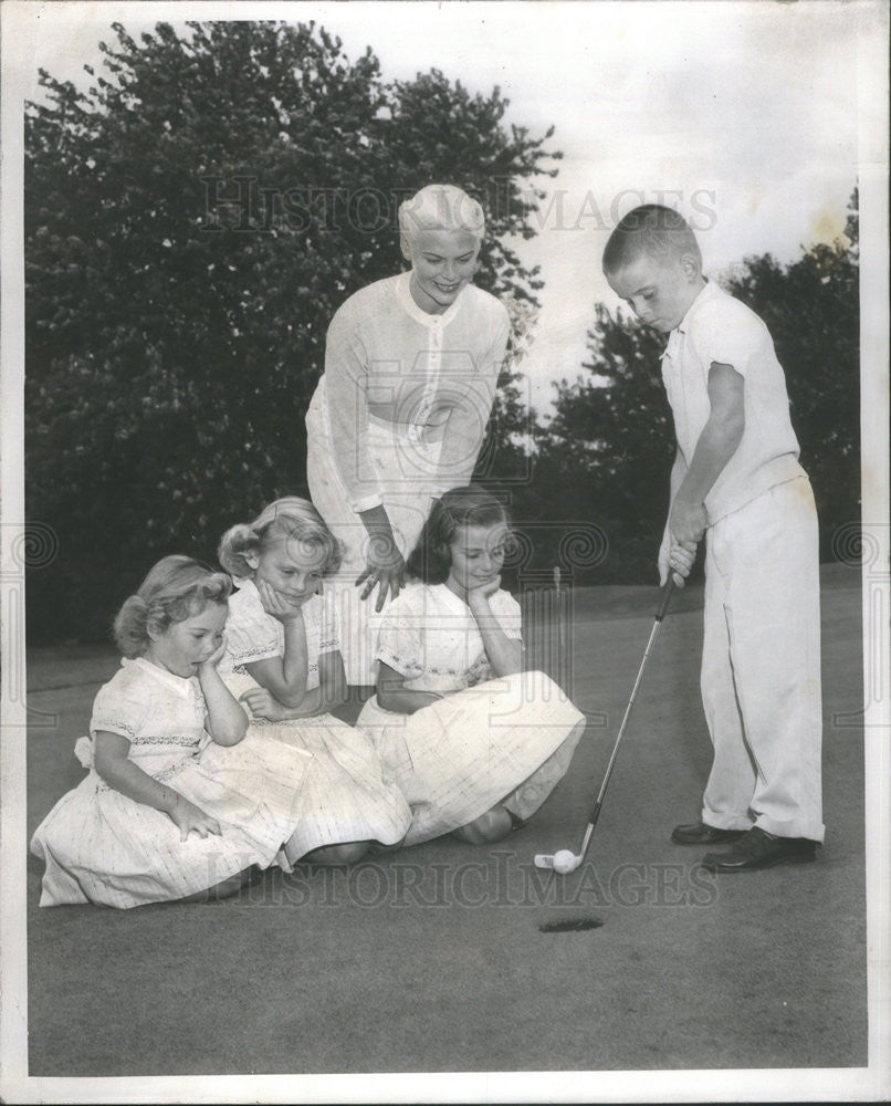 1957 Press Photo Dawn, Suzanne, Marianne, William &amp; Mrs. William E. O&#39;Connor - Historic Images