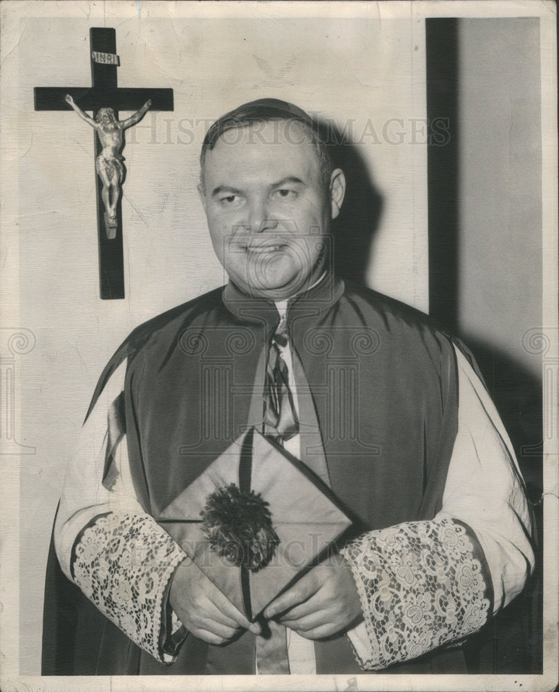 1948 Press Photo New Bishop WIlliam O&#39;Connor Chicago Next To Small Crucifix - Historic Images