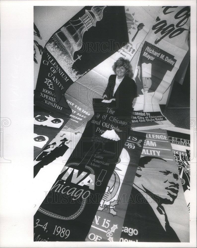 1989 Press Photo Margaret Janes with banners for an auction - Historic Images