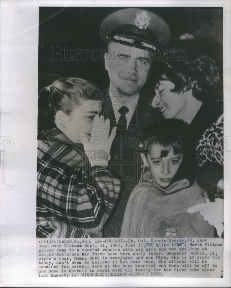 1958 Press Photo Lt. Col Norris Overly a tearful reunion with his family - Historic Images