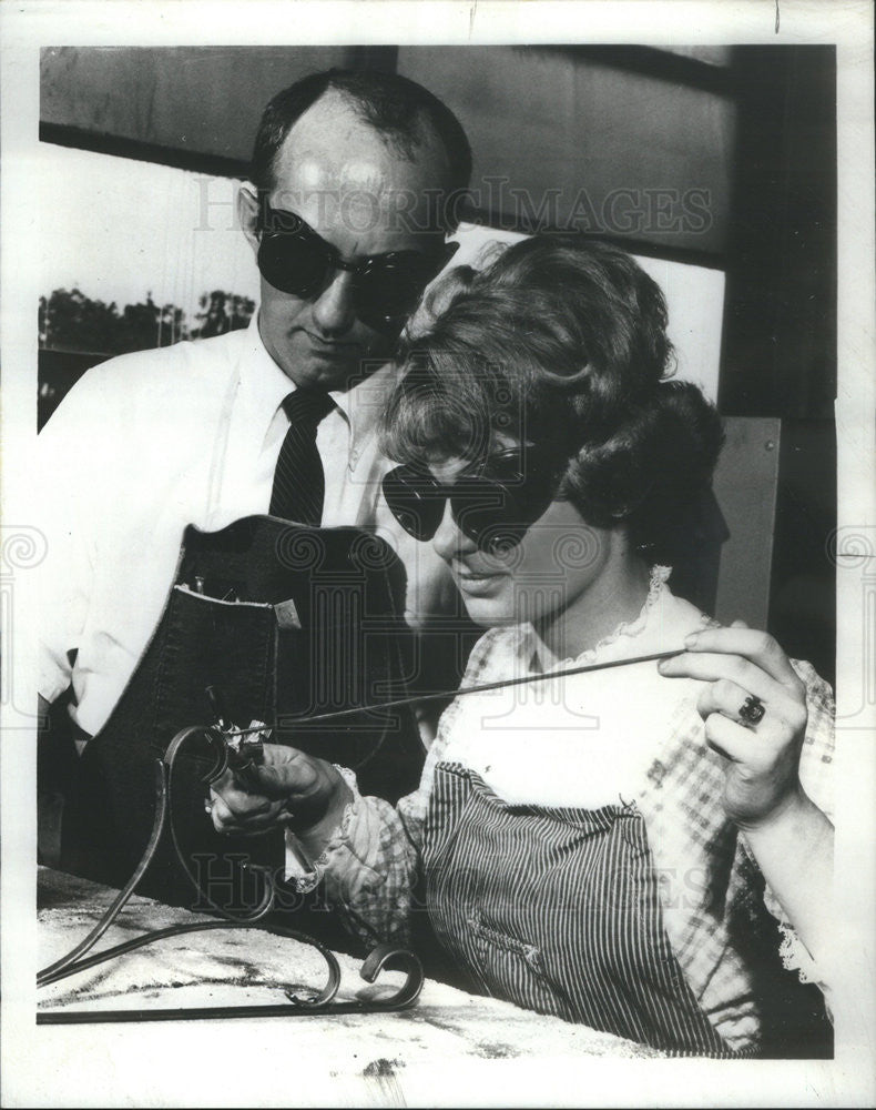 1970 Press Photo John Gregg,teacher and Franetta Ottolinas welder - Historic Images