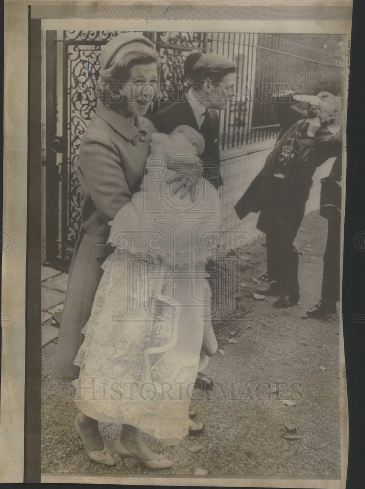 1966 Press Photo Princess Alexandra &amp; Angus Ogivly holding their daughter - Historic Images