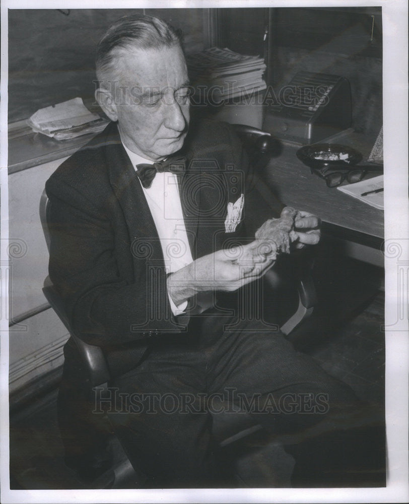 1960 Press Photo William O&#39;Brien Meigs airport manager inspects plane insulation - Historic Images