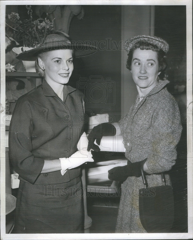 1955 Press Photo Mrs William O&#39;Connor &amp; Mrs Alfred Mattson Society members - Historic Images