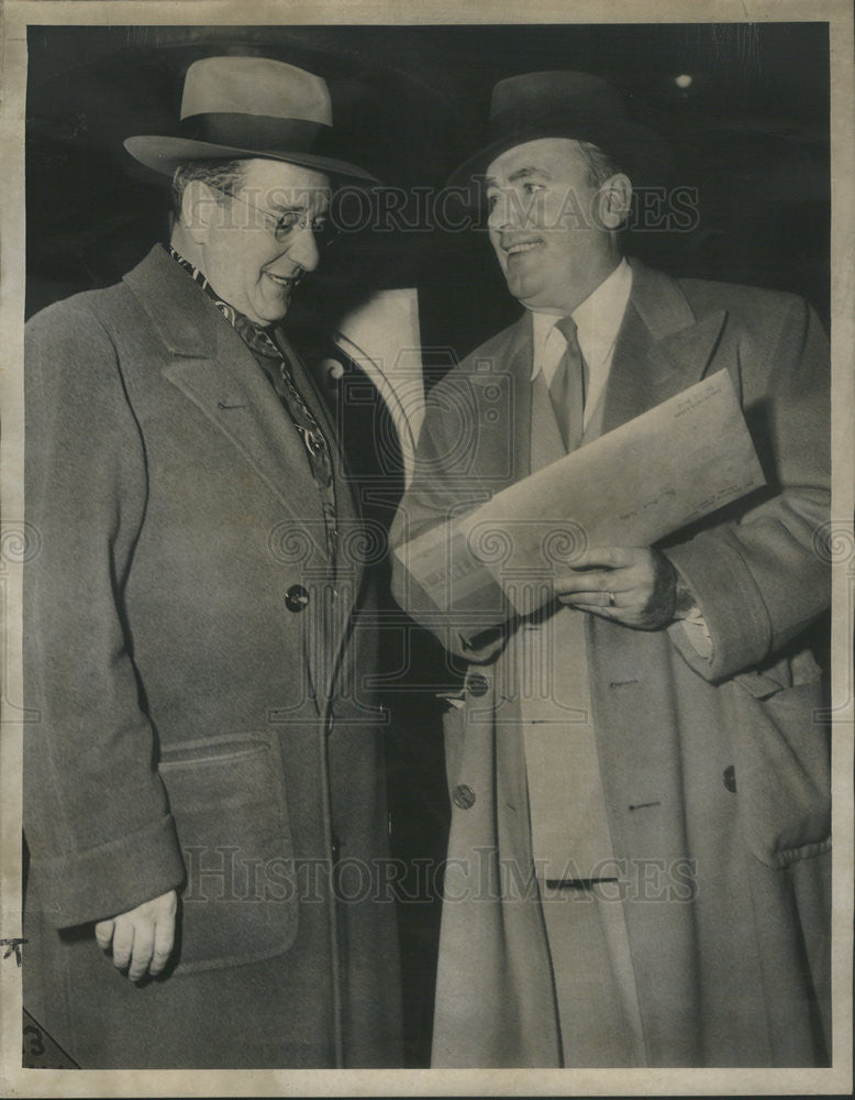 1947 Press Photo Pat O&#39;Brien and Bill Halligan of Hallicrafter&#39;s Radio Corp - Historic Images