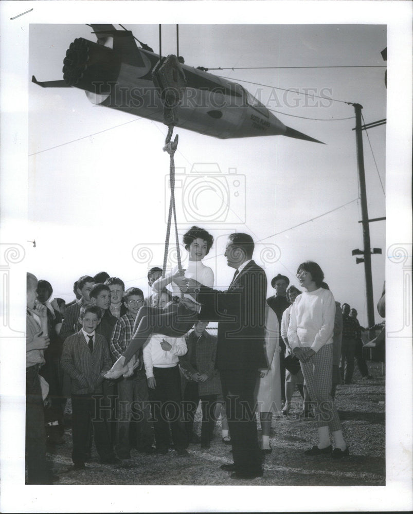 1961 Press Photo Patrick Sean O&#39;Brien alighting on earth - Historic Images