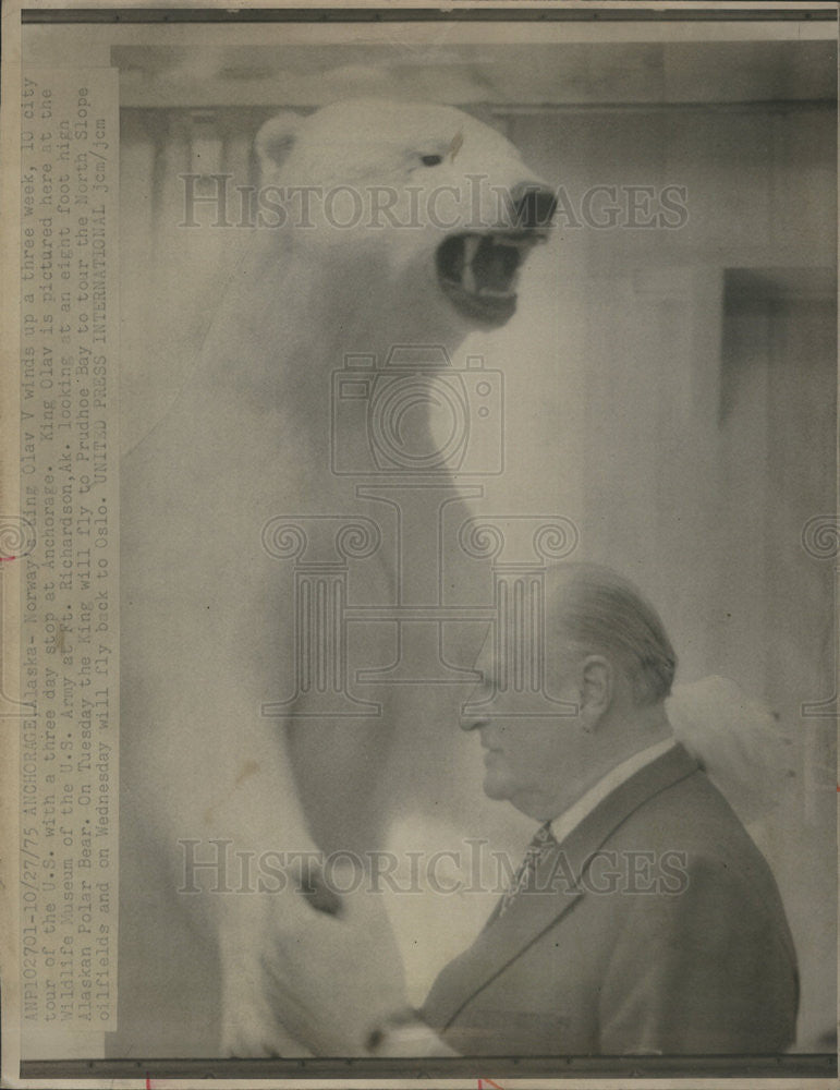 1975 Press Photo Norwegian King Olav V Visiting Wildlife Museum Anchorage Alaska - Historic Images