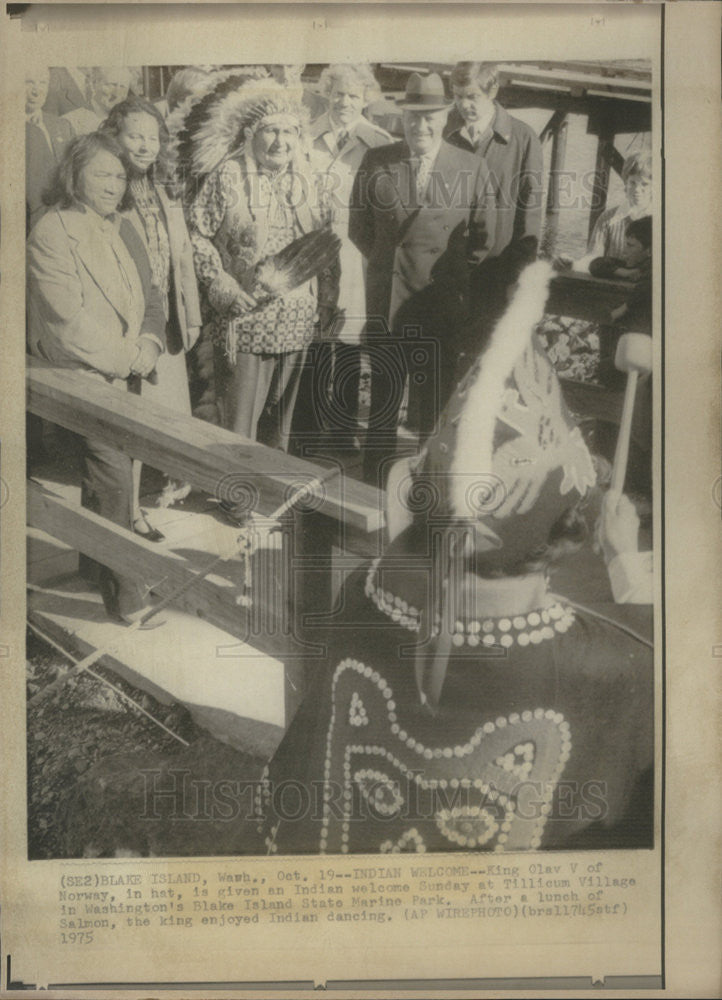 1975 Press Photo King Olav V Of Norway Attends Indian Dancing Event - Historic Images