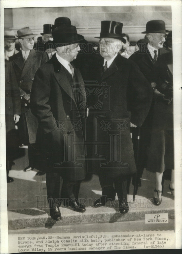 Press Photo Norman Davis,US Amb Europe with Adolph Ochs at Louis Wiley funeral - Historic Images