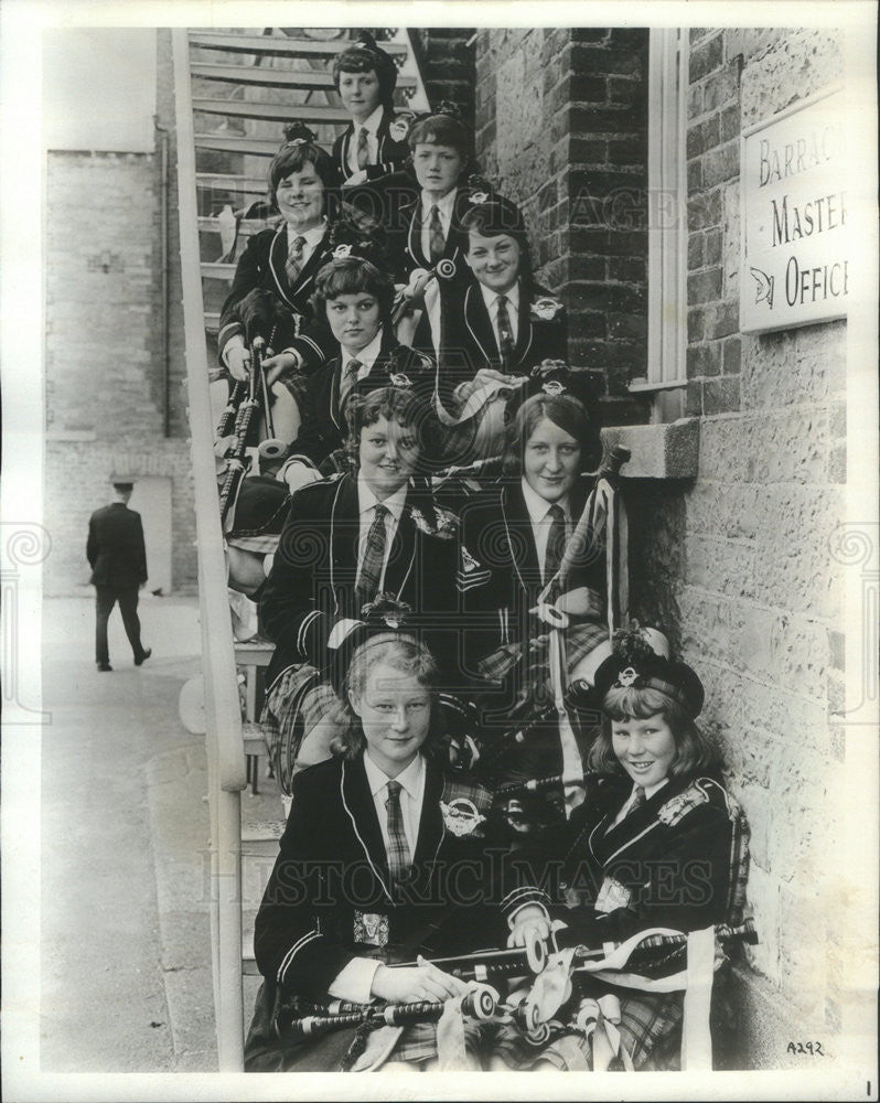 1964 Press Photo O&#39;Connell Girl Pipers Group Posing On Stairs Parade Show - Historic Images