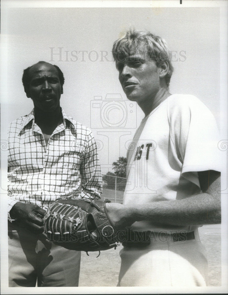 1974 Press Photo Gavib O&#39;Herlihy and Lou Gossett,actors - Historic Images