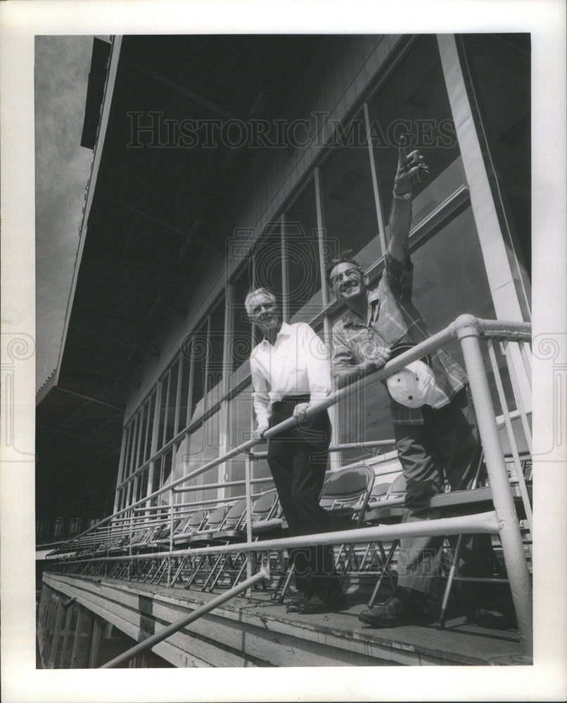 1971 Press Photo Robert Carey and Henry Miller make last minute check - Historic Images