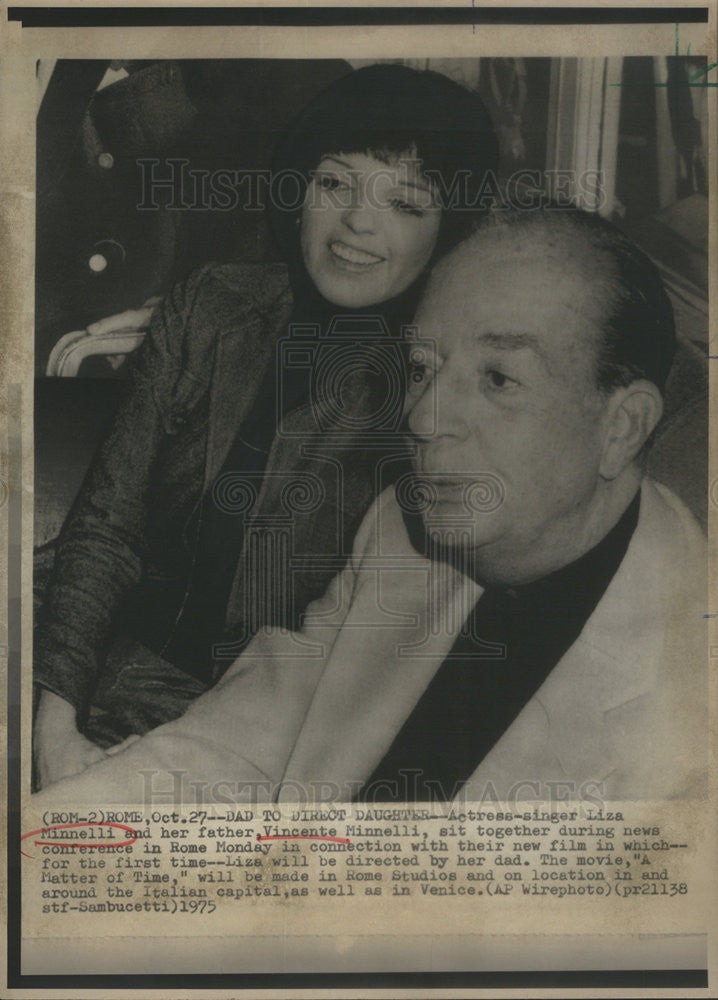 1975 Press Photo Actress-Singer Liza Minnelli Father Vincente Minnelli In Rome - Historic Images