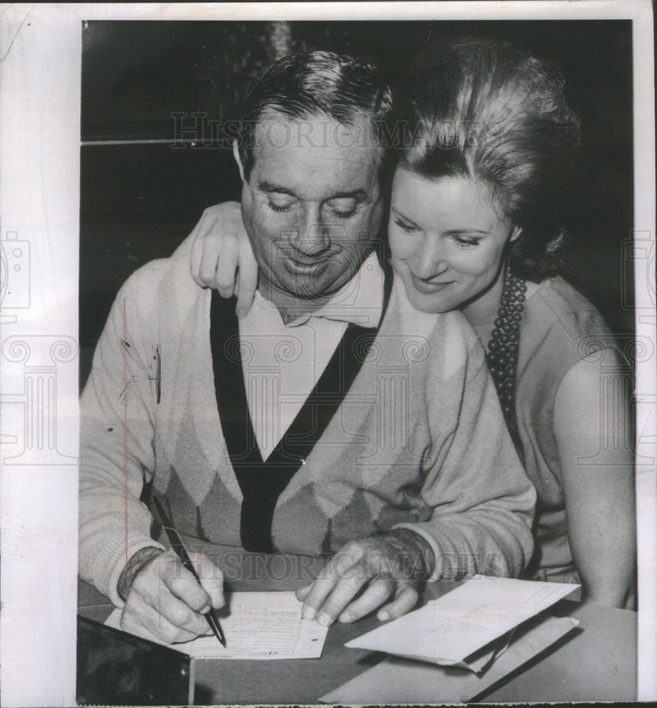 1962 Press Photo Martine Milner To Wed Harold Hecht As they Fill out Marriage - Historic Images