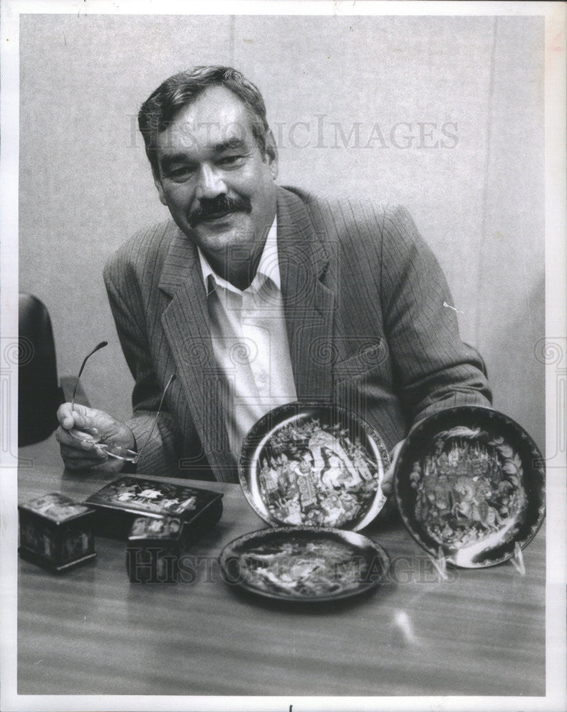 1989 Press Photo Russian Artist Vladimir Vleshko Porcelain Lacquerware - Historic Images