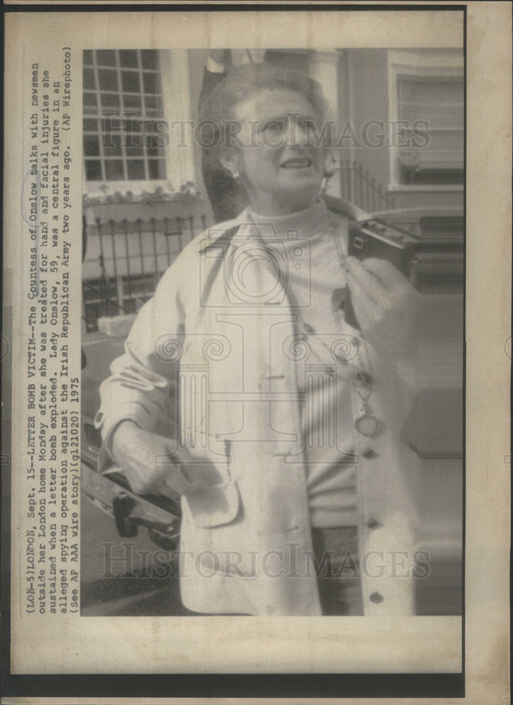 1975 Press Photo The Countess of Onslow Outside Her London Home - Historic Images