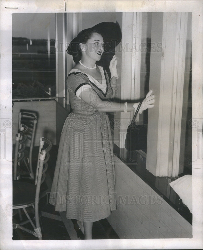 1954 Press Photo Mrs William O&#39;Neill Dressed in a Summer Ensemble - Historic Images