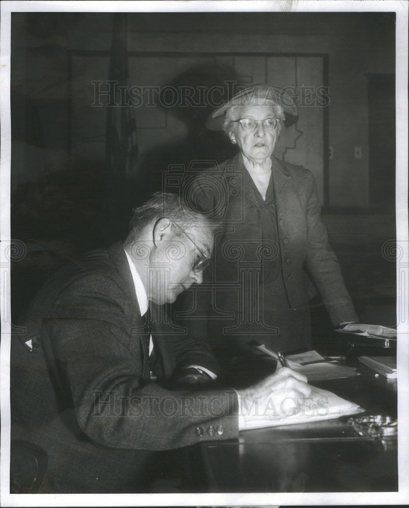 1958 Press Photo Thomas Fay Secretary Senator Lottie O&#39;Neill UWSCC Meeting - Historic Images