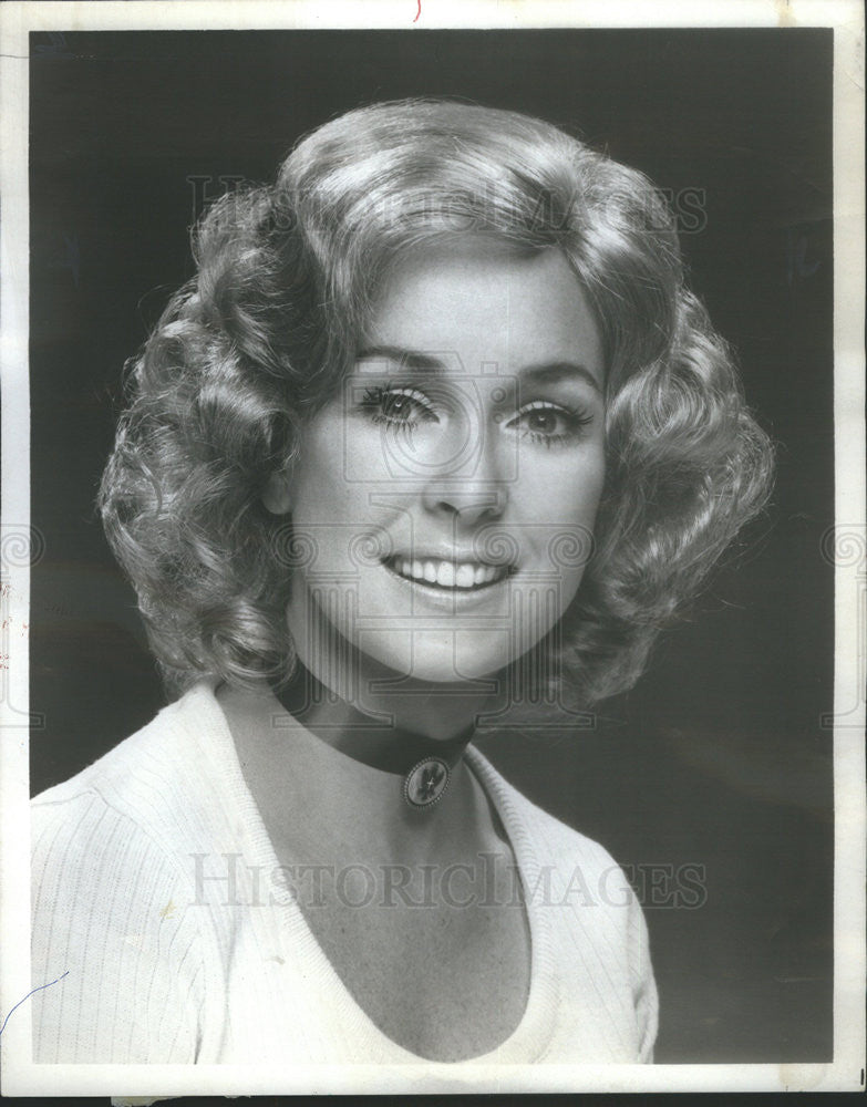 1971 Press Photo Eileen O&#39;Neill Wearing Adolfo&#39;s Blond Wig For Abbott Tresses - Historic Images