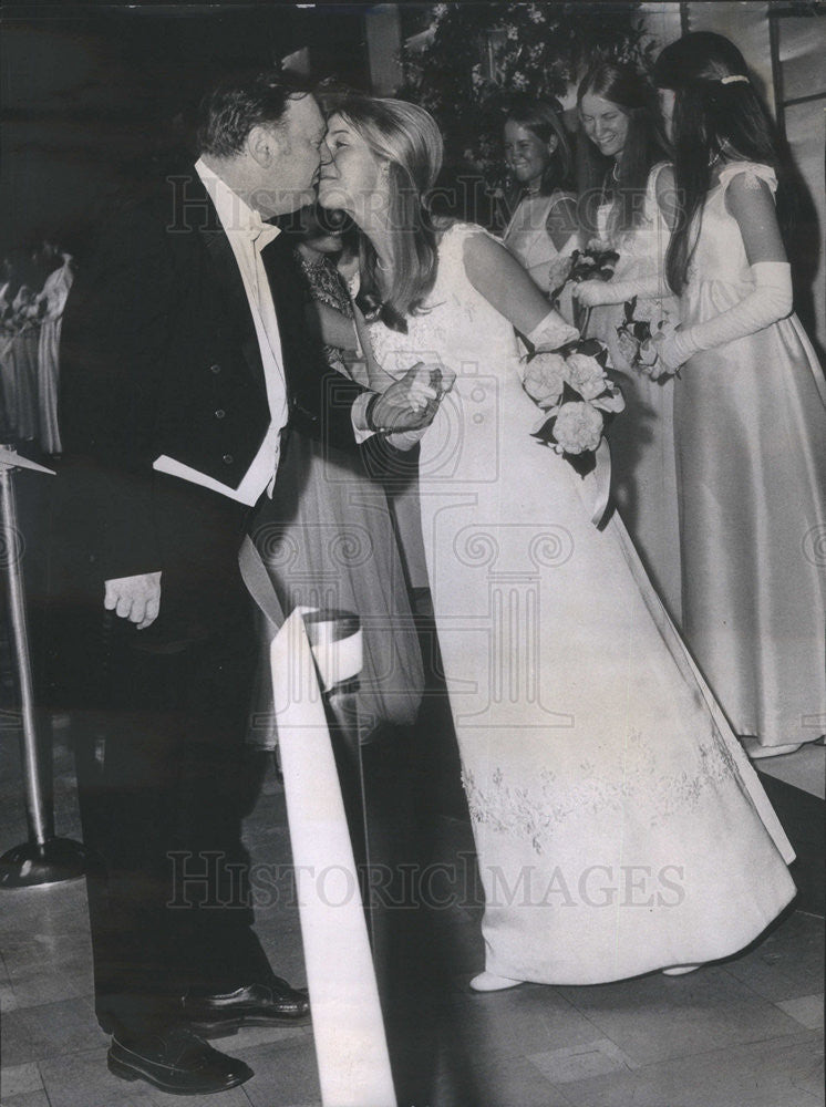 1971 Press Photo Emmett O&#39;Neill Kissing Daughter Margaret Mary Conrad Hilton - Historic Images