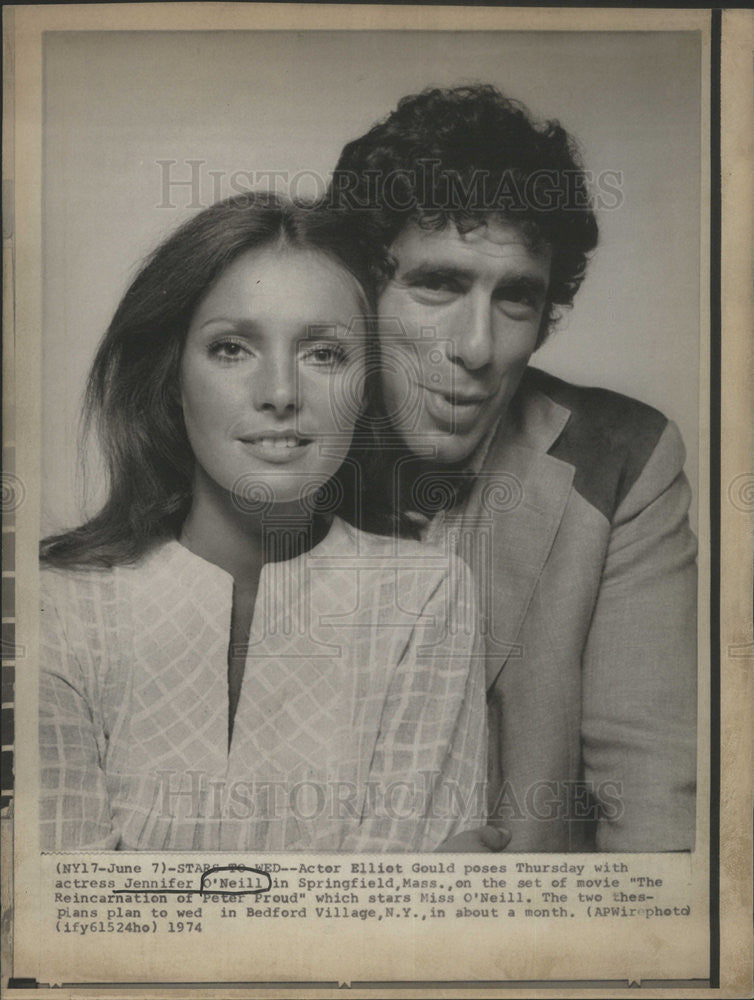 1974 Press Photo Actor Elliot Gould Jennifer O&#39;Neill Reincarnation Peter Proud - Historic Images