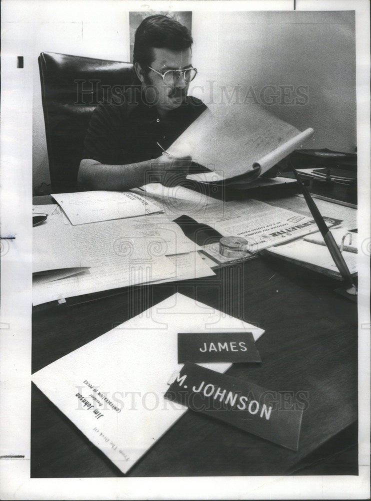 1975 Press Photo James O&#39;Neill takes over fom James Johnson - Historic Images