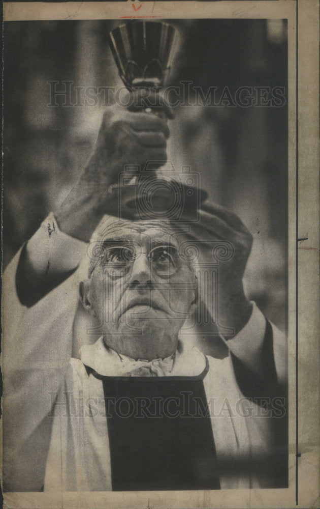 1971 Press Photo Reverend James O&#39;Neill Holy Communion Sacred Heart Cathedral - Historic Images